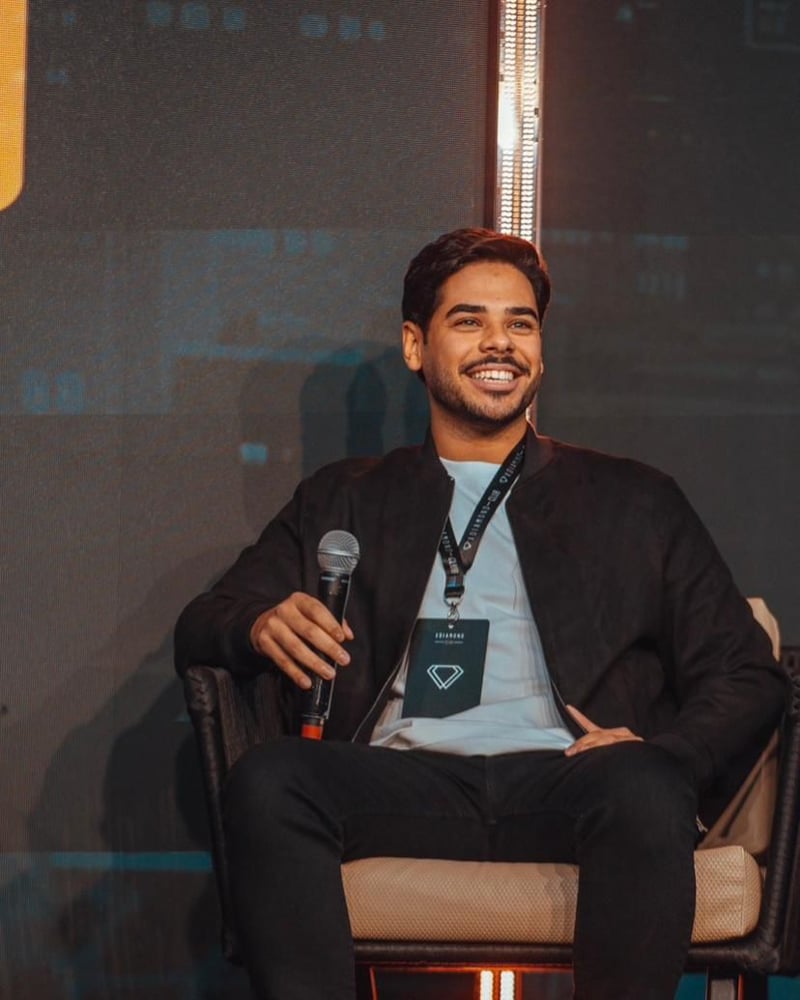 Retrato de Luiz Felipe no palco